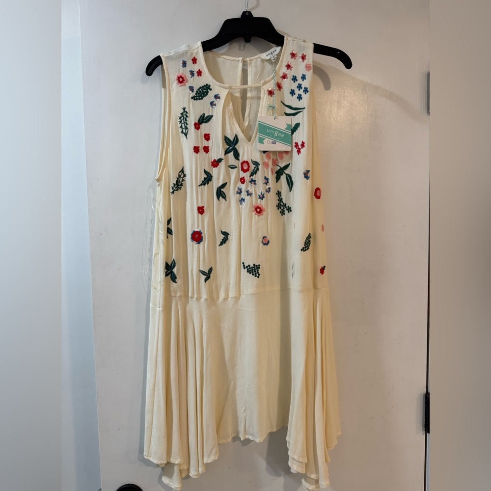 Lot of 2 Umgee Embroidered Sleeveless Floral Wash Dress - White & Light Gray - Picture 2 of 3